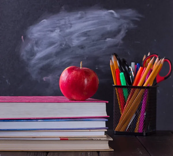 Masa üzerinde apple ile okul kitapları