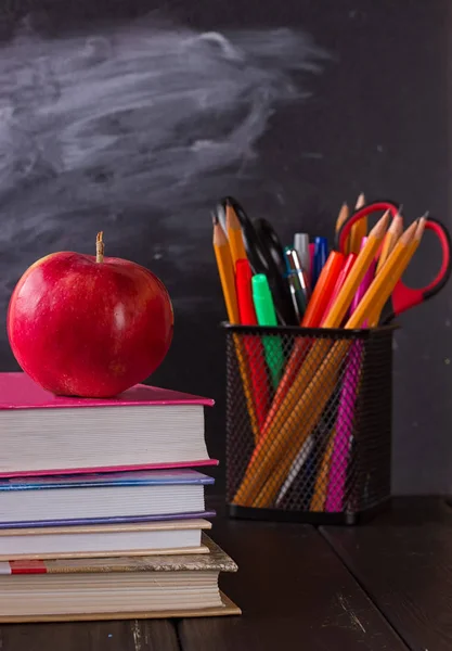 Masa üzerinde apple ile okul kitapları