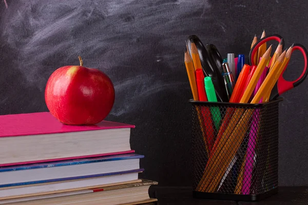 Masa üzerinde apple ile okul kitapları