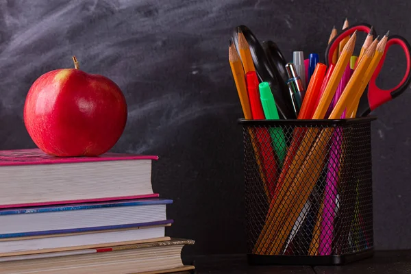 Masa üzerinde apple ile okul kitapları