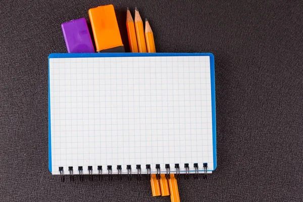 Üstten görünüm açık sarmal boş defter