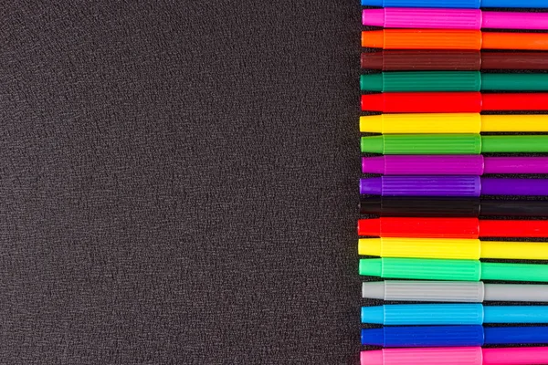 黒い背景の色鉛筆 — ストック写真