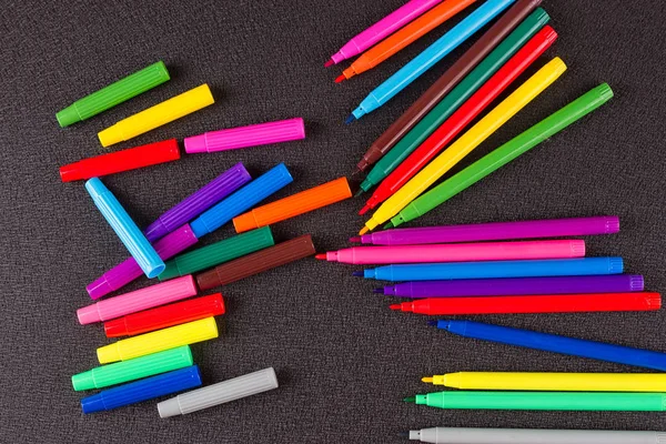 Siyah arkaplanda renkli kalemler