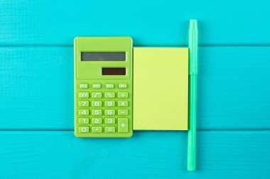 bir kağıt etiket ile yeşil hesap makinası