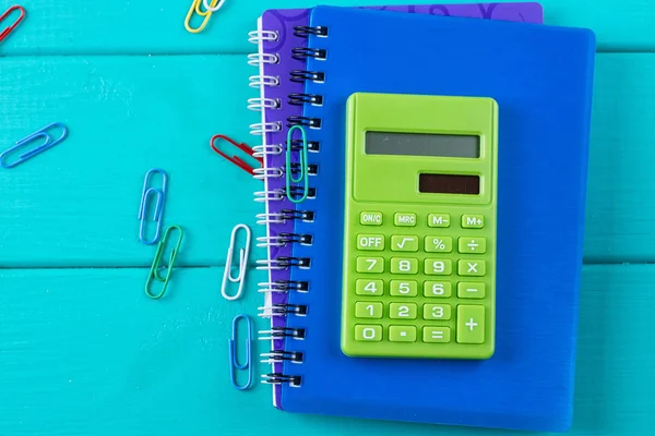 Calculadora y lápiz en bloc de notas — Foto de Stock