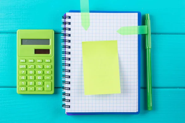 Calculadora verde con una pegatina de papel —  Fotos de Stock