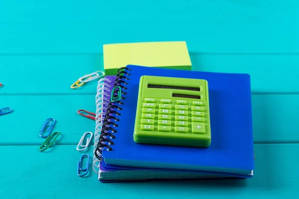 Calculadora y lápiz en bloc de notas — Foto de Stock