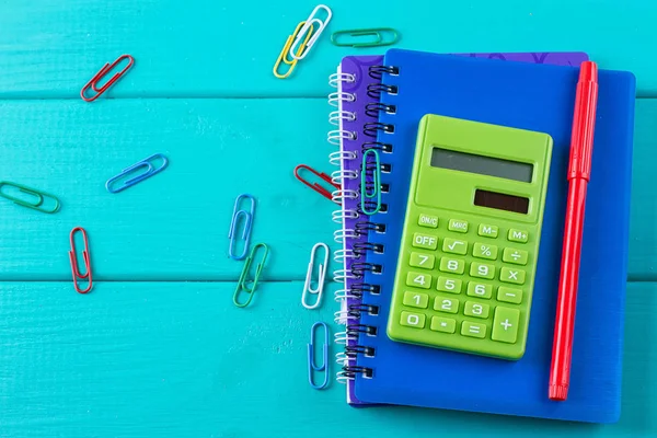 Taschenrechner und Bleistift auf Notizblock — Stockfoto