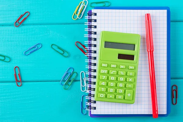 Calculadora y lápiz en bloc de notas —  Fotos de Stock