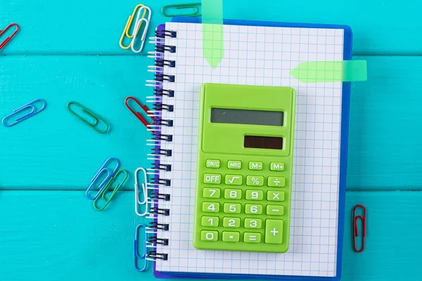 Calculadora y lápiz en bloc de notas — Foto de Stock