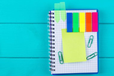 Ahşap arka plan üzerinde etiket