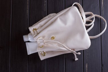 Jüt sırt çantası ya da çuval sırt çantası ile kozmetik şişe