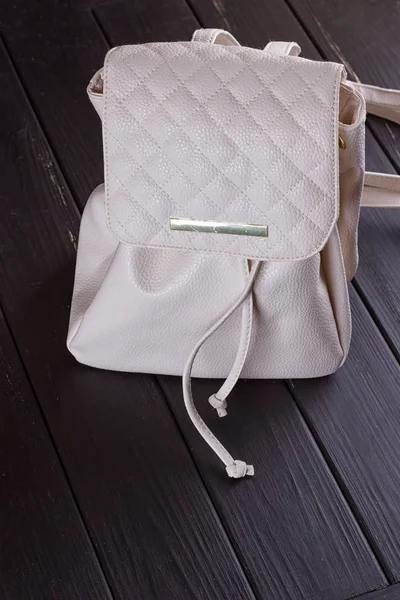 Pequeña mochila femenina de cuero blanco — Foto de Stock