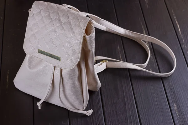 Pequeña mochila femenina de cuero blanco — Foto de Stock