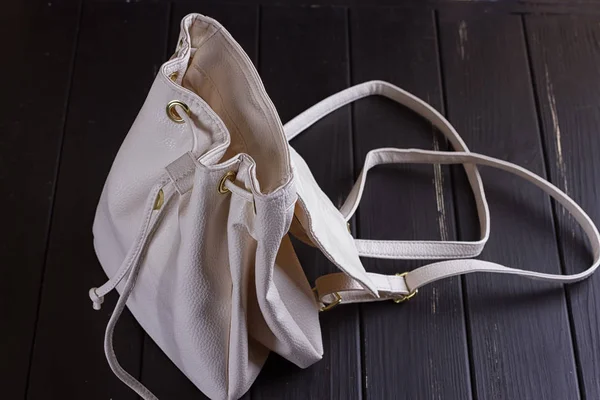 Pequeña mochila femenina de cuero blanco — Foto de Stock