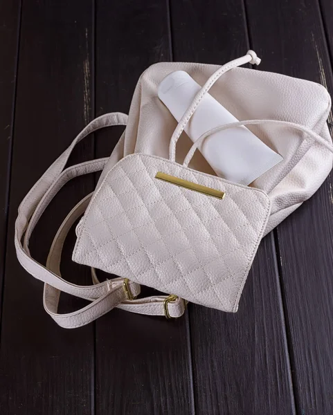 Mochila de yute o mochila saco con botella cosmética — Foto de Stock