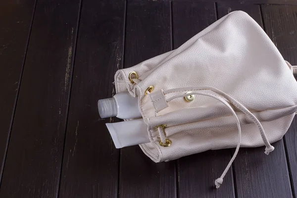 Mochila de yute o mochila saco con botella cosmética — Foto de Stock