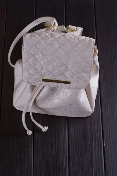 Pequeña mochila femenina de cuero blanco — Foto de Stock