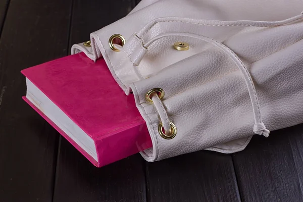 Книга в женском рюкзаке крупный план — стоковое фото