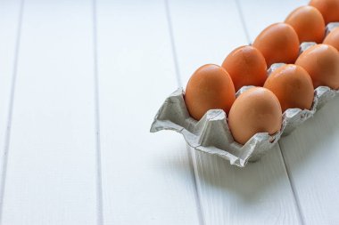 Kağıt tepsisi paket içinde yumurta