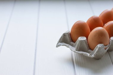 Kağıt tepsisi paket içinde yumurta