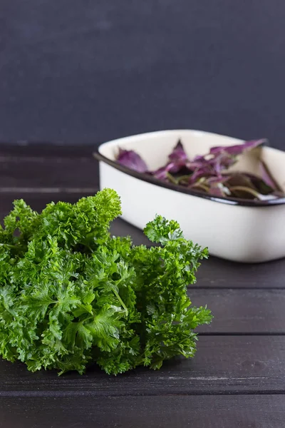 Taze fesleğen Yeşiller, siyah bir zemin üzerine maydanoz