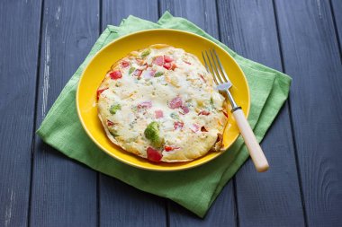 peynir, tavuk yumurtadan omlet taze sebze - salatalık ve domates