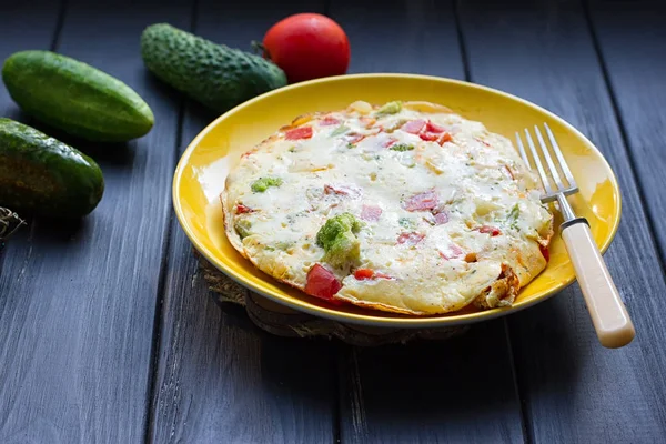 Omelete de ovos de galinha com queijo, verduras frescas - pepino e tomate — Fotografia de Stock