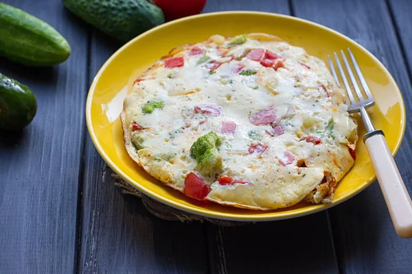 Omelete de ovos de galinha com queijo, verduras frescas - pepino e tomate — Fotografia de Stock