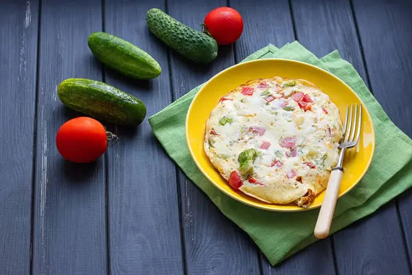 Omelete de ovos de galinha com queijo, verduras frescas - pepino e tomate — Fotografia de Stock