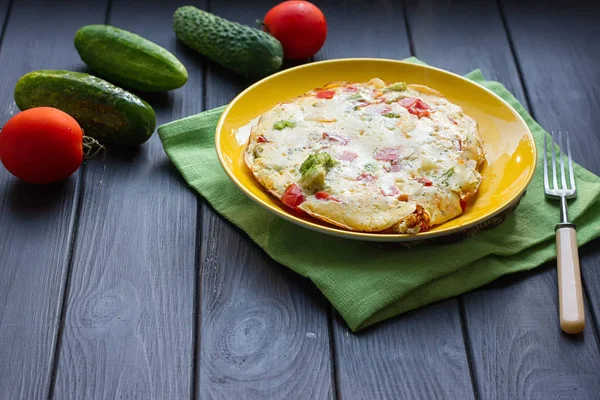 Omelete de ovos de galinha com queijo, verduras frescas - pepino e tomate — Fotografia de Stock