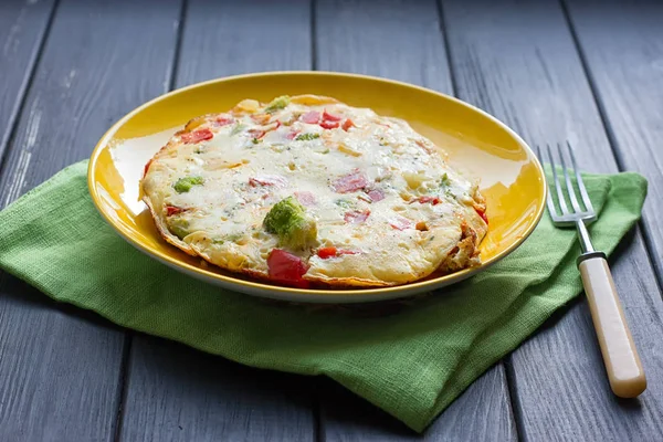 Omelet van kippeneieren met kaas, verse groenten - komkommer en tomaat — Stockfoto