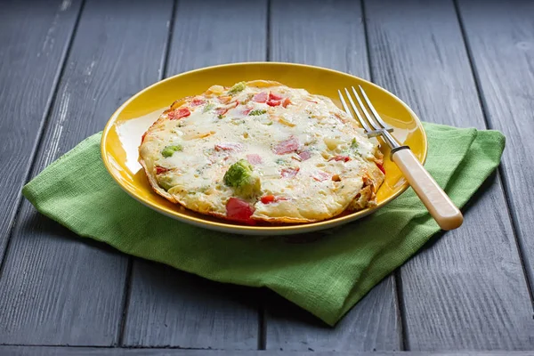 Omelette from chicken eggs with cheese, fresh vegetables - cucumber and tomato — Stock Photo, Image