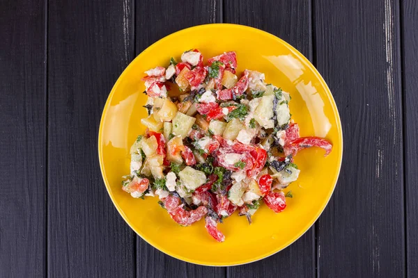 Insalata di pomodoro pepe feta in un piatto giallo — Foto Stock