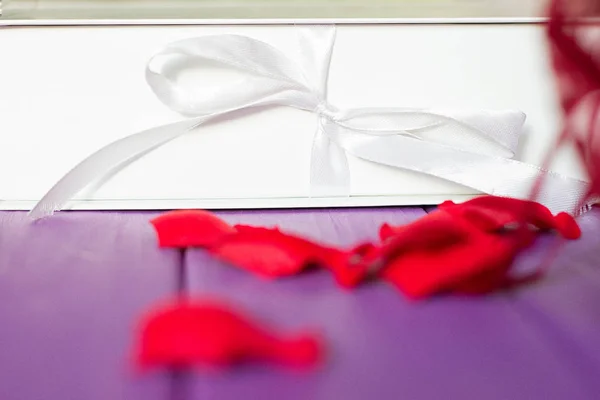 Petali di rosa e confezione regalo — Foto Stock