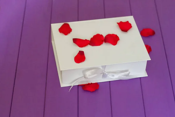 Płatki róż i pudełko — Zdjęcie stockowe