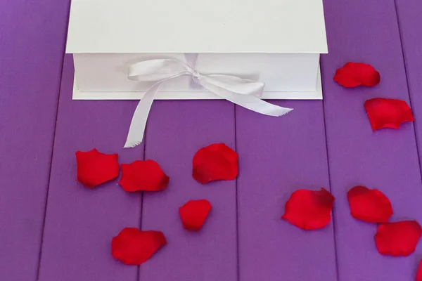 Rose petals and gift box — Stock Photo, Image