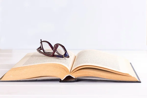 Brille und Buch — Stockfoto