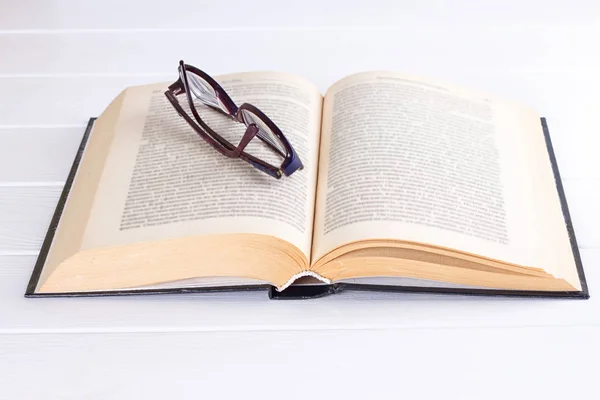 Glasögon och bok — Stockfoto