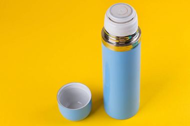 Mavi termos sıcak içecekler için