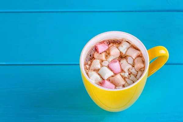 Copo amarelo de cacau quente com marshmallows — Fotografia de Stock