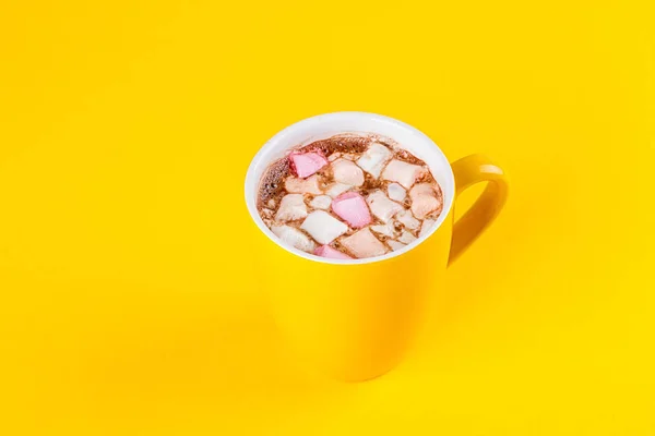 Copo amarelo de cacau quente com marshmallows — Fotografia de Stock