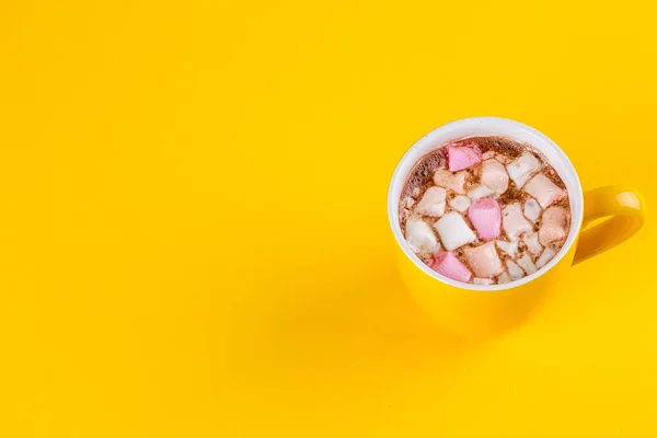 Gele kopje warme chocolademelk met marshmallows — Stockfoto