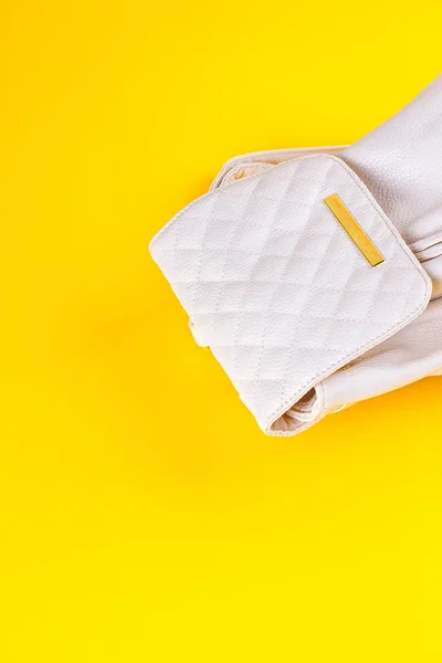 La mochila de cuero blanco femenino — Foto de Stock