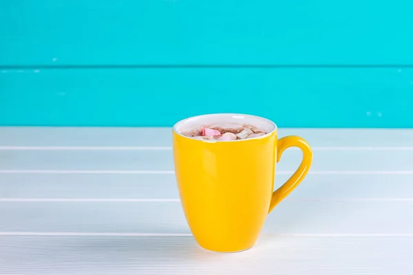 Gele kopje warme chocolademelk met marshmallows — Stockfoto