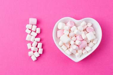 Pembe bir arka plan üzerinde lokum ile kalp şeklinde plaka