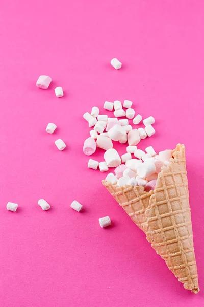 Marshmallows consumptie-ijs en wafel kegels — Stockfoto