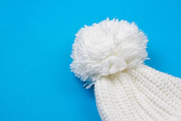 Gorra blanca de punto de invierno — Foto de Stock
