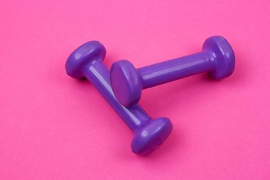 Pembe bir arka plan üzerinde mor halter