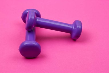 Pembe bir arka plan üzerinde mor halter